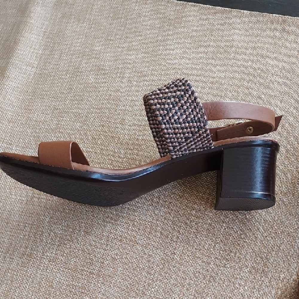 Italian Shoemakers Brown Woven Sandals - Picture 3 of 5